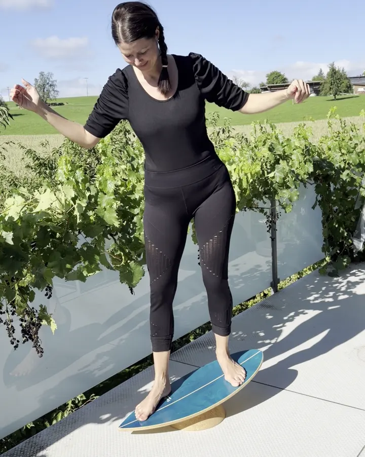 Frau balanciert auf der Terrasse